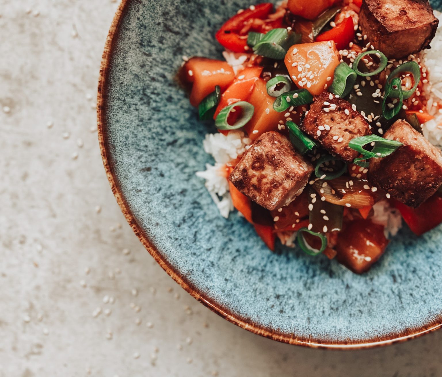 Vegane, asiatische Süß-Sauer Sauce mit knusprigem Tofu | plants.food.mind