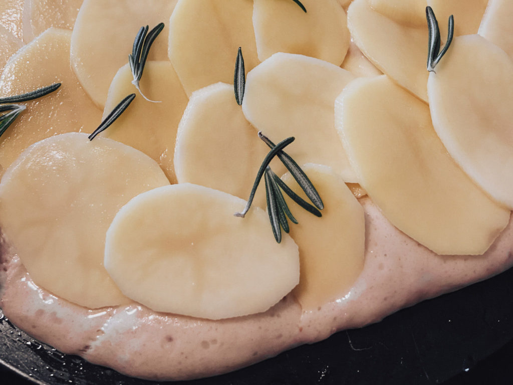 Focaccia mit Kartoffeln vor dem Backen