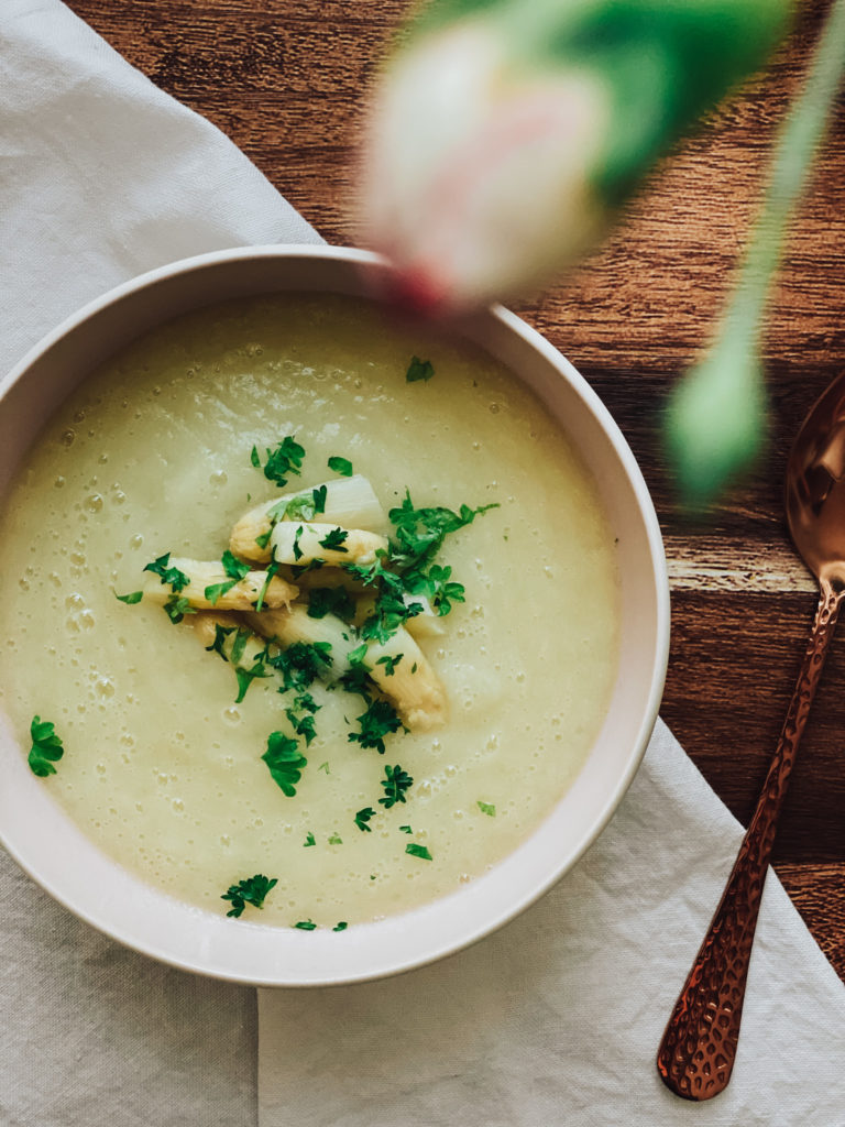 Super cremige vegane Spargelsuppe | plants.food.mind