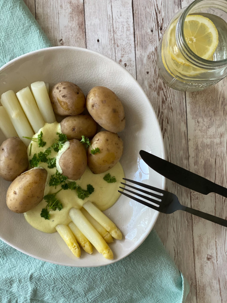 Cremige vegane Sauce Hollandaise plants.food.mind