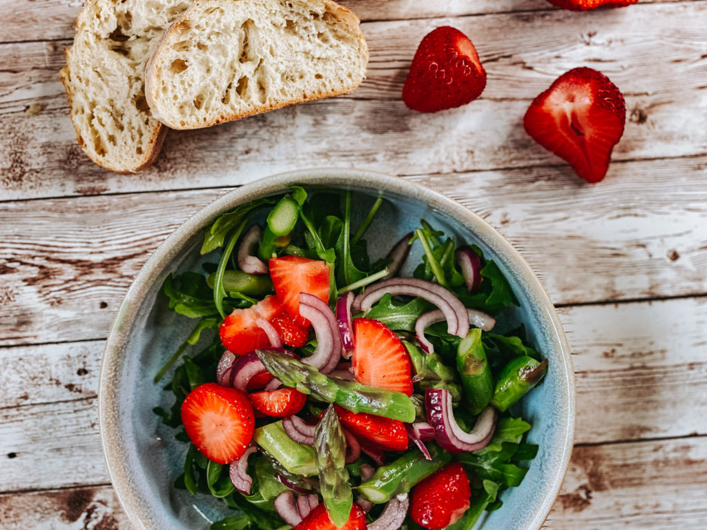 Salat mit Erdbeeren und Spargel