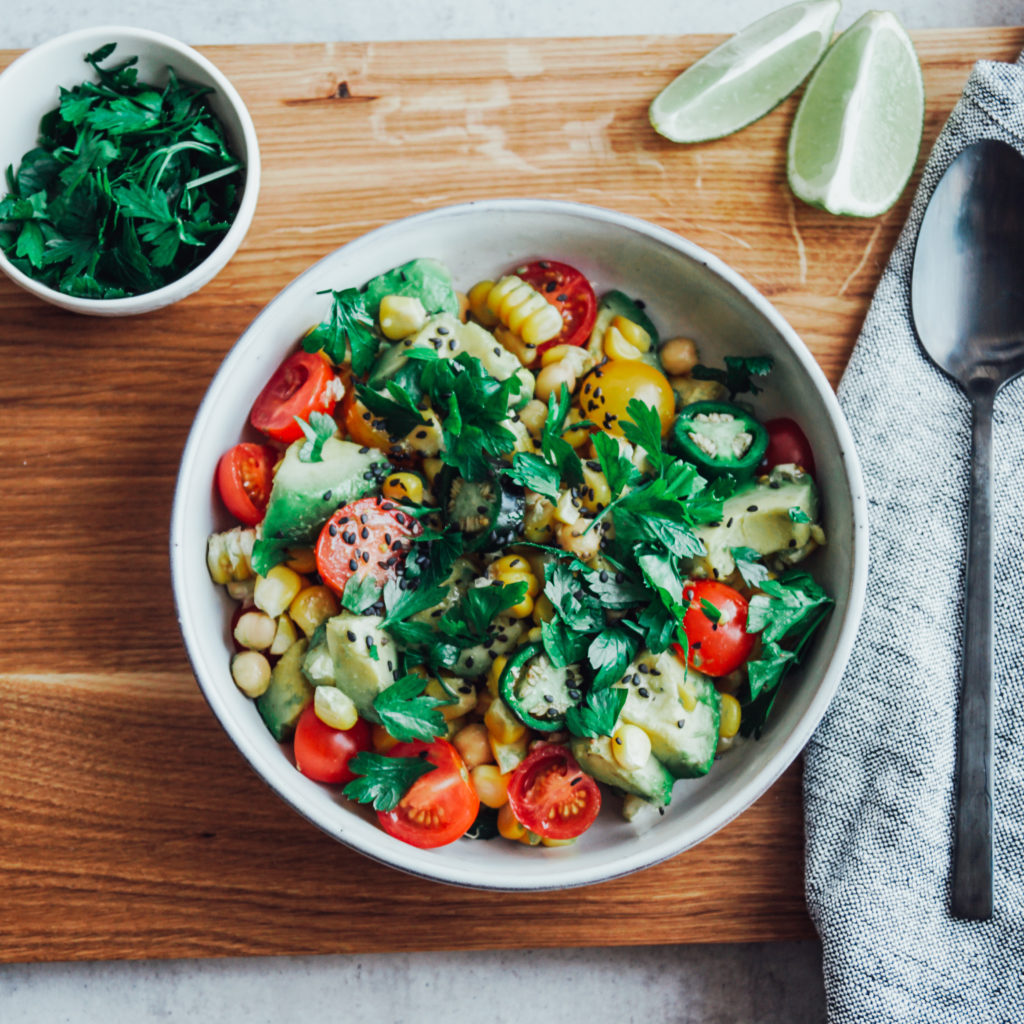 Mais-Avocado Salat serviert