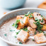 Vegane Champignon Cremesuppe close up vegan creamy mushroom soup