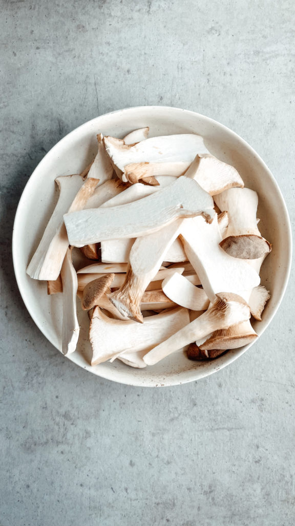 Kräuterseitlinge in Scheiben geschnitten  Sliced king oyster mushrooms