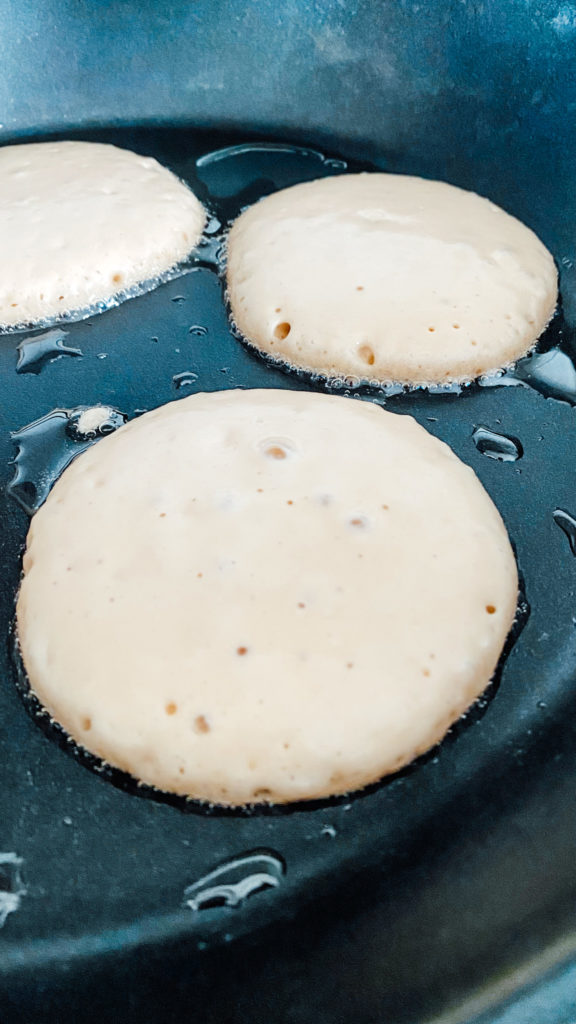 vegane Pancakes in der Pfanne vegan pancakes in the pan