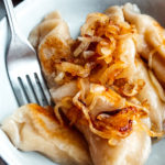 Pierogi mit Röstzwiebeln Pierogi with fried onions