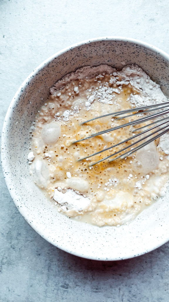 teig für vegane Kürbis Pancakes anrühren mix all ingredients for vegan pumpkin pancakes